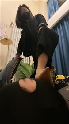 【辣姐】驯化人形犬-吃狗粮/啃臭脚/鞭打耳光转胯 JS241026-9-绳艺套路资源网