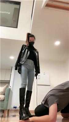 【多多】皮衣女神S-转胯骑马/长靴踩/夹子虐乳/白袜脚窒息深喉 bf47484-绳艺套路资源网