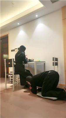 【绯闻王妃】桌底狗子伺候用餐-踩头踩狗爪 JS241120-5-绳艺套路资源网