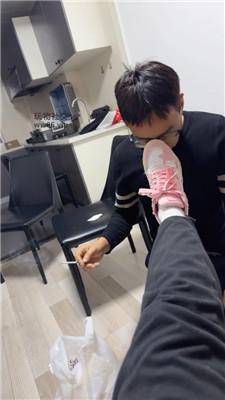 【艾斯】舔闻粉鞋白袜/强制闻鞋/脚下喂食/骑狗深蹲/马奴驯化 bf47514-绳艺套路资源网