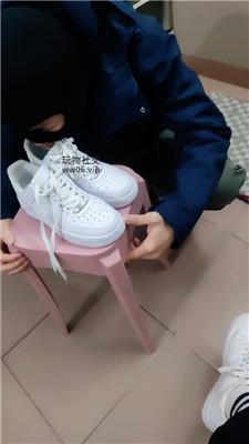 【奇了怪了】夜跑后原味鞋袜是狗的最爱 JS241216-17-绳艺套路资源网