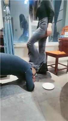 【西北傻子】高校女神餐厅包间-脏鞋底踩踏喂食/人体烟灰缸 bf48195-绳艺套路资源网