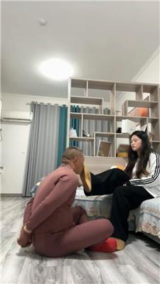 【子熙大人】铁链拴/反绑/舔脏运动鞋/口水+烟灰洗脸 bf48038-绳艺套路资源网