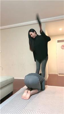 【万华】老爹鞋白袜踩踏/胯下羞辱/重度鞭打 bf48249-绳艺套路资源网