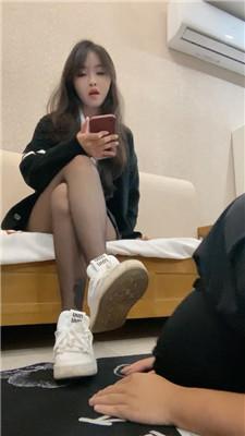 【路子】舔脏休闲鞋/黑丝插嘴狂舔/踩踏/手捂窒息 bf48040-绳艺套路资源网