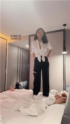 【栀子女王】吃袜子/棉袜踩踏/坐脸窒息 bf47832-绳艺套路资源网