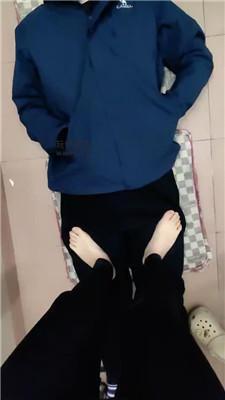 【奇了怪了】朦胧感又来了，贱狗龇牙咧嘴的享受着学生的脚丫 bf48181-绳艺套路资源网