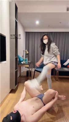 【吴恩】超暴力-小白鞋及膝袜踢踹虐打 bf49023-绳艺套路资源网