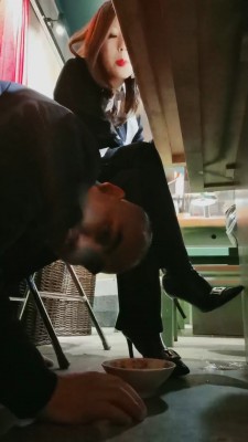 【西北傻子】餐厅桌底视角-卑微求喂食 JS241227-40-绳艺套路资源网