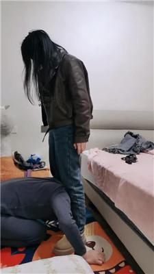 【啊雅】牛仔裤坐脸窒息/雪地靴白袜踩虐 bf48735-绳艺套路资源网