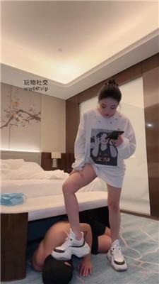 【反差楠熙】运动鞋踩踏-裸足狂舔-喂口水呕吐物 bf50318-绳艺套路资源网