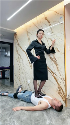 【麋鹿银儿】素人女神高跟踩/踢裆/美丽骑马 bf50815-绳艺套路资源网