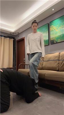 【素人挖掘机】皮鞋白袜连环踢裆胯下辱 bf50221-绳艺套路资源网